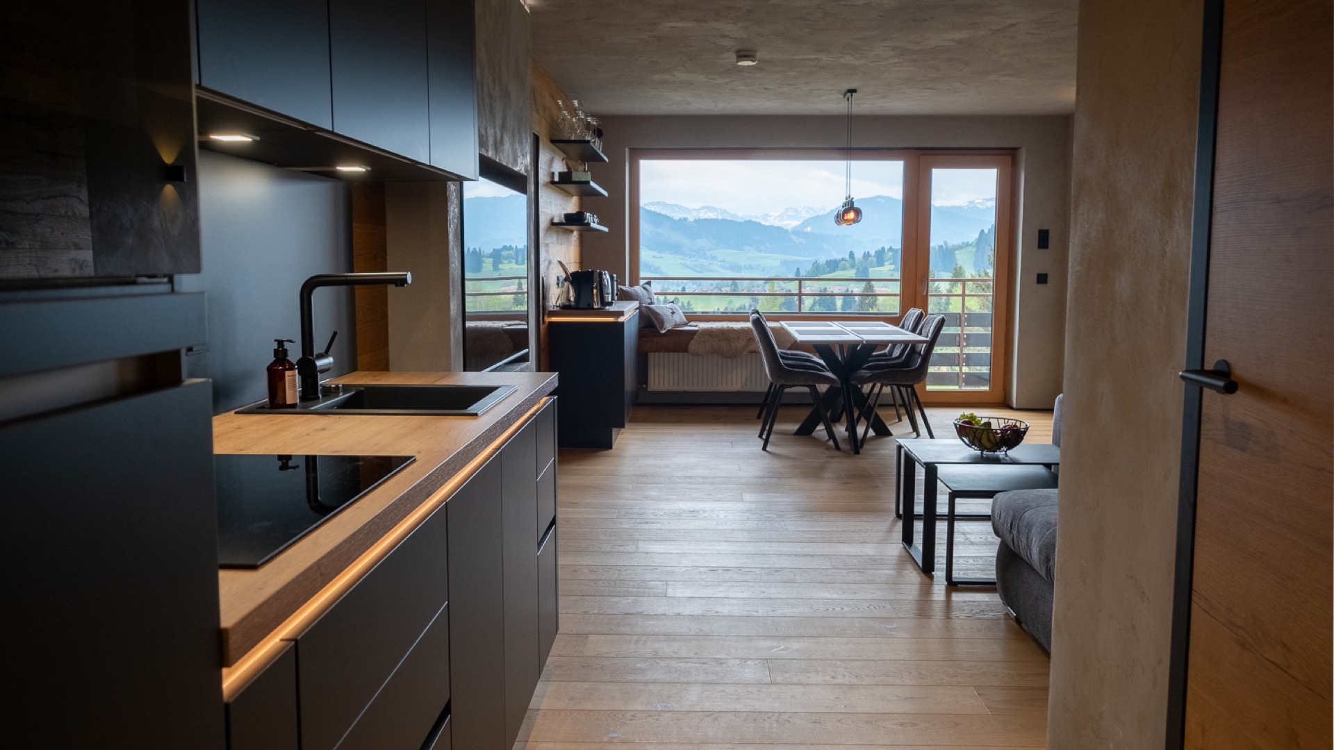 Offene Küche mit Alpenblick