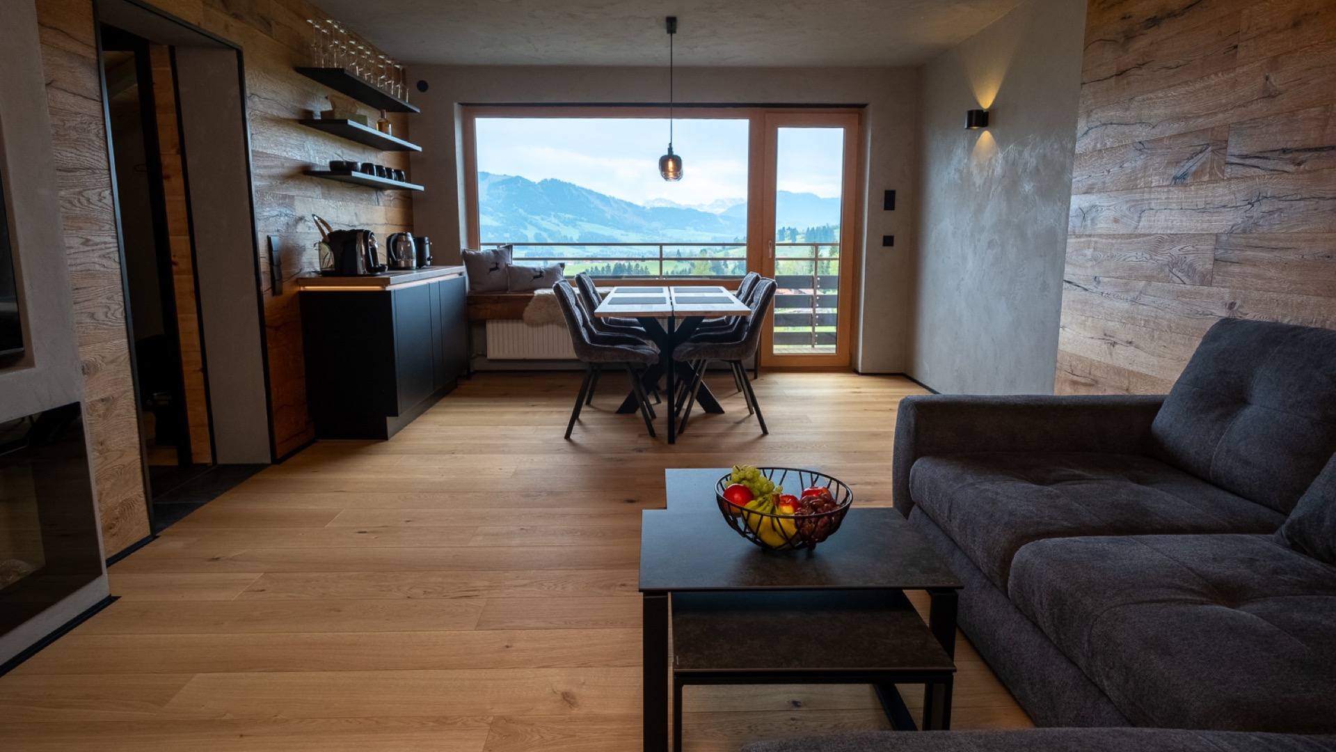 Wohnzimmer mit Alpenblick
